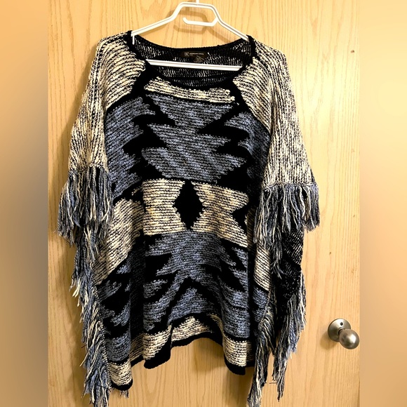🎉🎉HOST PICK🎉🎉INC Poncho Sweater Womens PM/PL Blue Aztec Pattern Fringe NWOT - Picture 2 of 8